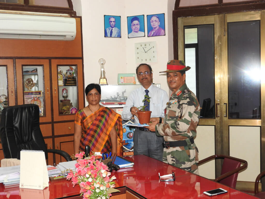 colonel-saikia-visited-gogete-joglekar-college