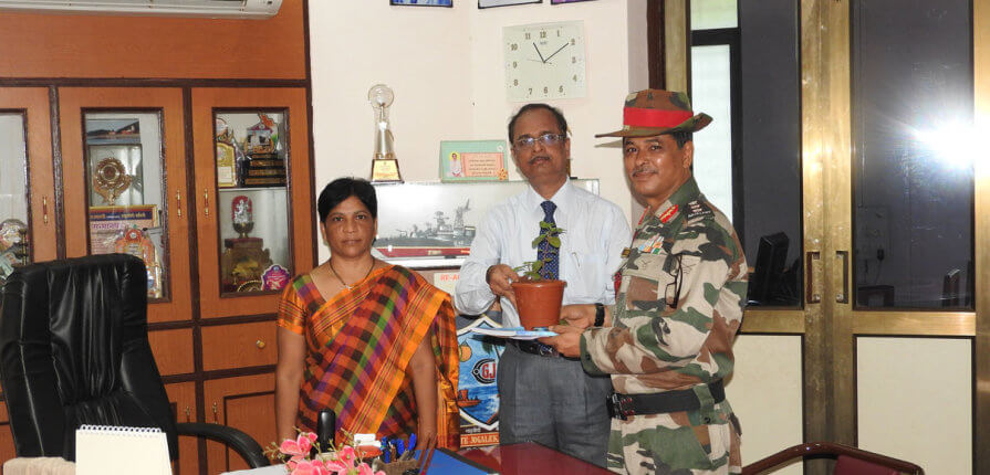 colonel-saikia-visited-gogete-joglekar-college