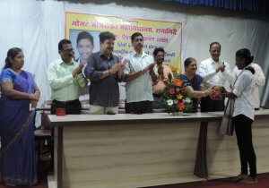 Aishwarya Sawant with Chairman Shilpatai Patwardhan, Satish Shevde, Chandrashekhar Kelkar, Principal Dr. Kishor Sukhtankar