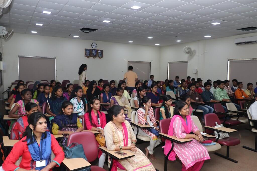 गोगटे जोगळेकर महाविद्यालयात डॉ. अरुणा ढेरे यांचा विद्यार्थ्यांशी संवाद