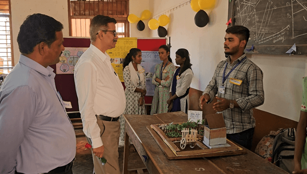 गोगटे जोगळेकर महाविद्यालयाच्या अर्थशास्त्र विभागात अर्थशास्त्रीय प्रदर्शनाचे आयोजन