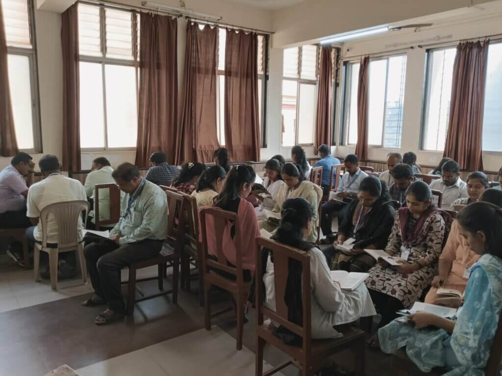 गोगटे जोगळेकर महाविद्यालयाच्या कै. बाबुराव ग्रंथालयात 'वाचन संकल्प महाराष्ट्राचा' उपक्रमांतर्गत प्राध्यापकांचे सामूहिक वाचन
