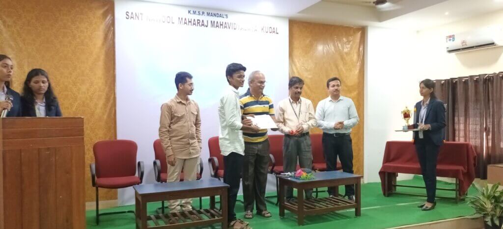 गोगटे जोगळेकर महाविद्यालय (स्वायत्त)च्या हर्षद कोरगावकर याला 'स्मार्ट होम ऑटोमेशन सिस्टम' प्रकल्पासाठी प्रथम पारितोषिक