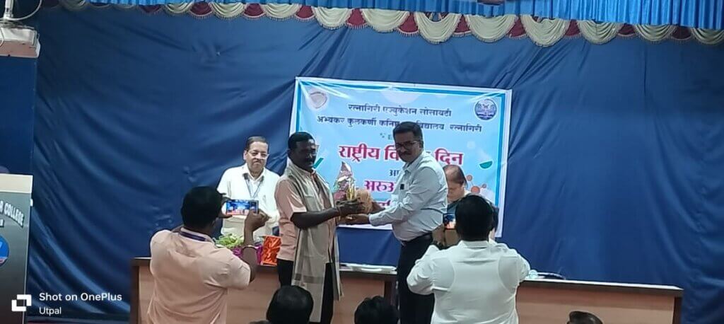 गोगटे जोगळेकर महाविद्यालयातील प्रयोगशाळा परिचर श्री नामदेव सुवरे सेवानिवृत्त