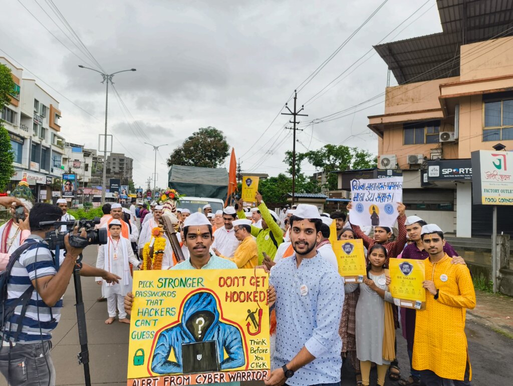 गोगटे-जोगळेकर महाविद्यालयाच्या विद्यार्थ्यांची सायबर सुरक्षेबाबत जनजागृतीसाठी आषाढी एकादशीला 'सायबरदिंडी' आणि 'पथनाट्य' सादरीकरण