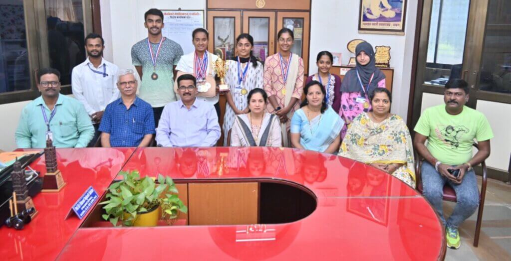 मुंबई विद्यापीठ पुरुष आणि महिला जलतरण स्पर्धेत गोगटे जोगळेकर महाविद्यालय (स्वायत्त) रत्नागिरीची दैदिप्यमान कामगिरी
