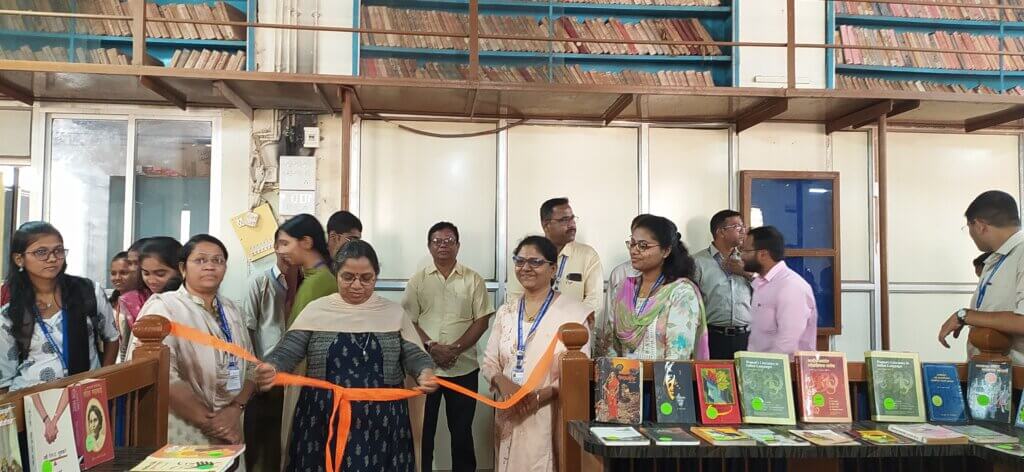 कै. बाबुराव जोशी ग्रंथालयात 'क्रांतीज्योती सावित्रीबाई फुले' जयंतीनिमित्त ग्रंथ प्रदर्शनाचे आयोजन