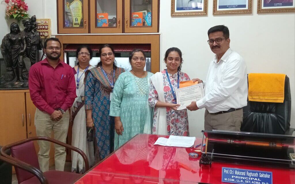 युवक बिरादरी (भारत) आयोजित राष्ट्रीय युवा संसदेत  गोगटे जोगळेकर (स्वायत्त) महाविद्यालयाच्या  कु. जान्हवी जोशीचा सहभाग