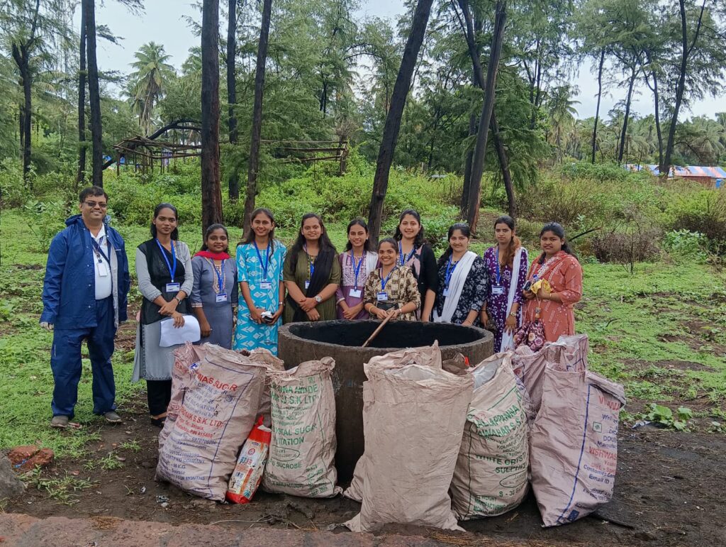 गोगटे जोगळेकर महाविद्यालयाच्या समाजशास्त्र विभागाचा स्तुत्य उपक्रम: भाट्ये समुद्रकिनाऱ्यावरील स्वच्छतेबाबत विद्यार्थ्यांनी केले सर्वेक्षण